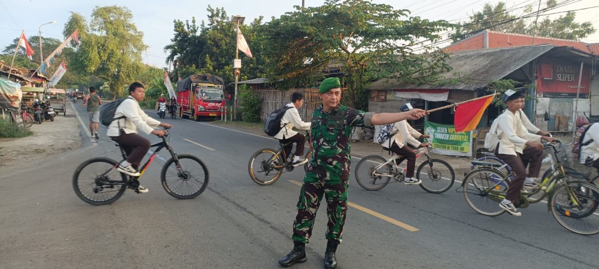 Babinsa Koramil 1609 Juntinyuat Indramayu Bantu Masyarakat dan Anak Sekolah Menyebrang Jalan Raya Juntikebon