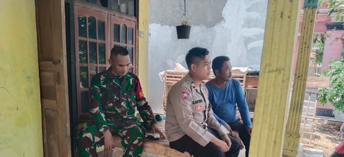 Babinsa Koramil 1603 Lohbener Indramayu Melakukan Komsos Dengan Lurah dan Babinmas Desa Tawangsari  ‎