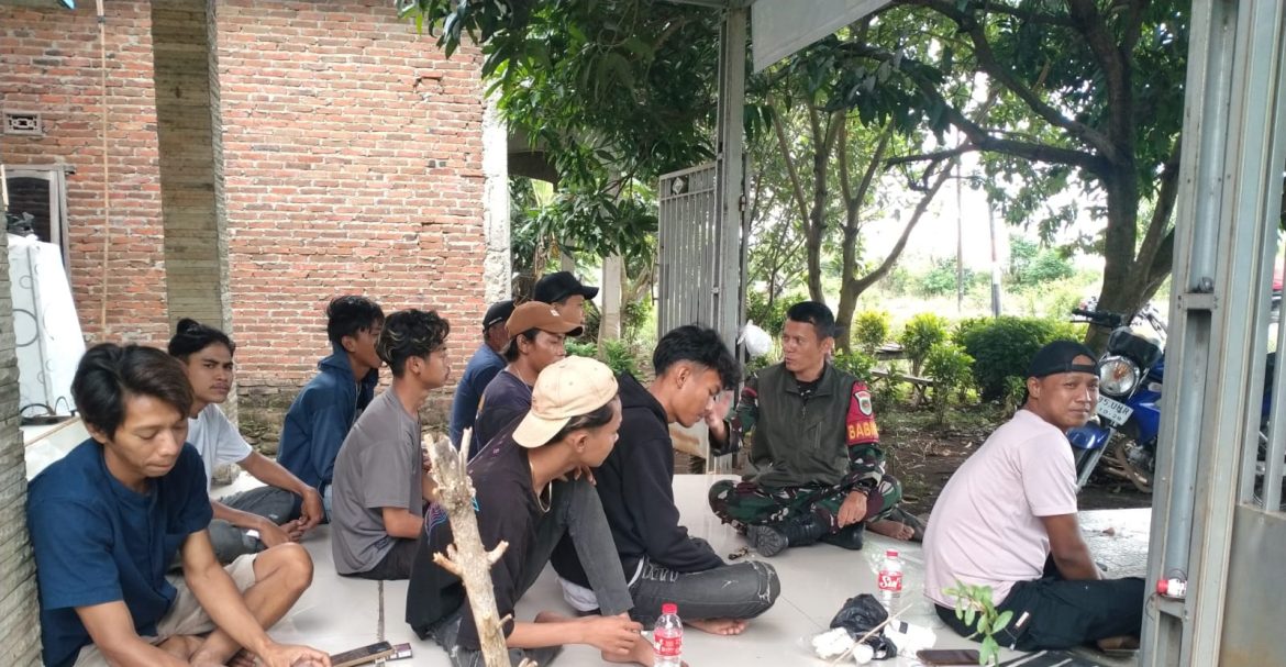 Anggota Koramil 1608 Karangampel Indramayu Melakukan Komsos Bersama Masyarakat Desa Kaplongan