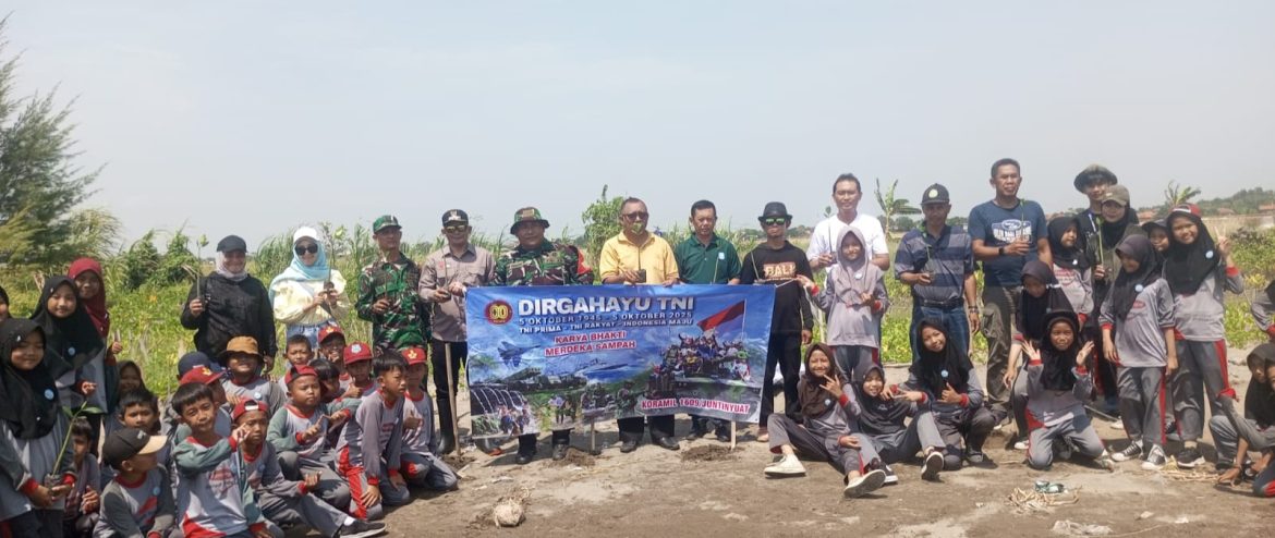 Babinsa Koramil 1609 Juntinyuat Indramayu Melakukan Karya Bakti di Pantai Ketapang Bertema Merdeka Sampah Dalam Rangka HUT TNI ke-80 Tahun 2025