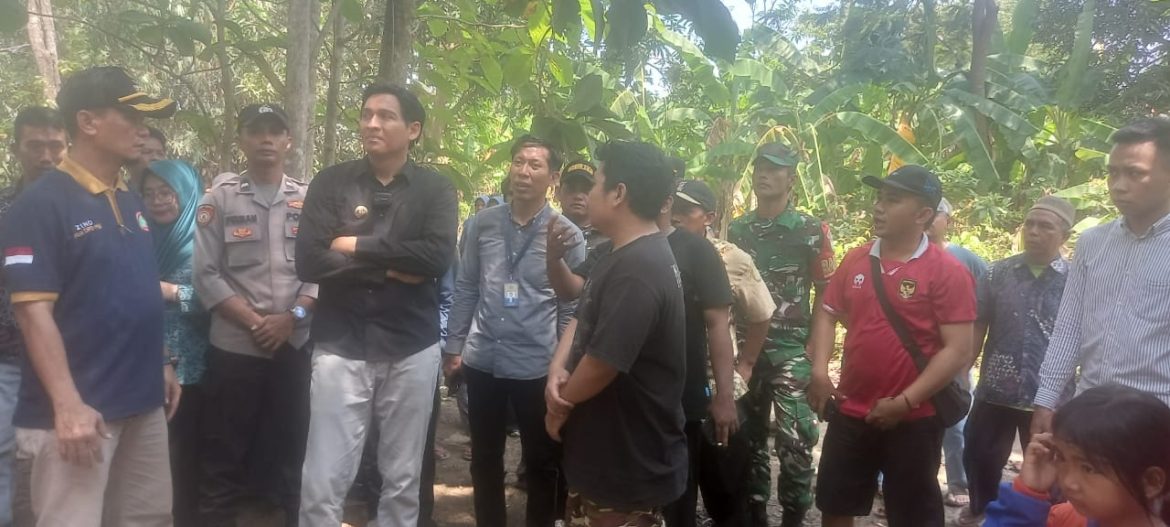 Anggota Koramil 1603 Lohbener Indramayu Hadiri Kunjungan Sosial dan Pemberian Bantuan Kepada Orang Tidak Mampu,Oleh Bupati Indramayu di Desa Lanjan Blok Lanjan Wetan 