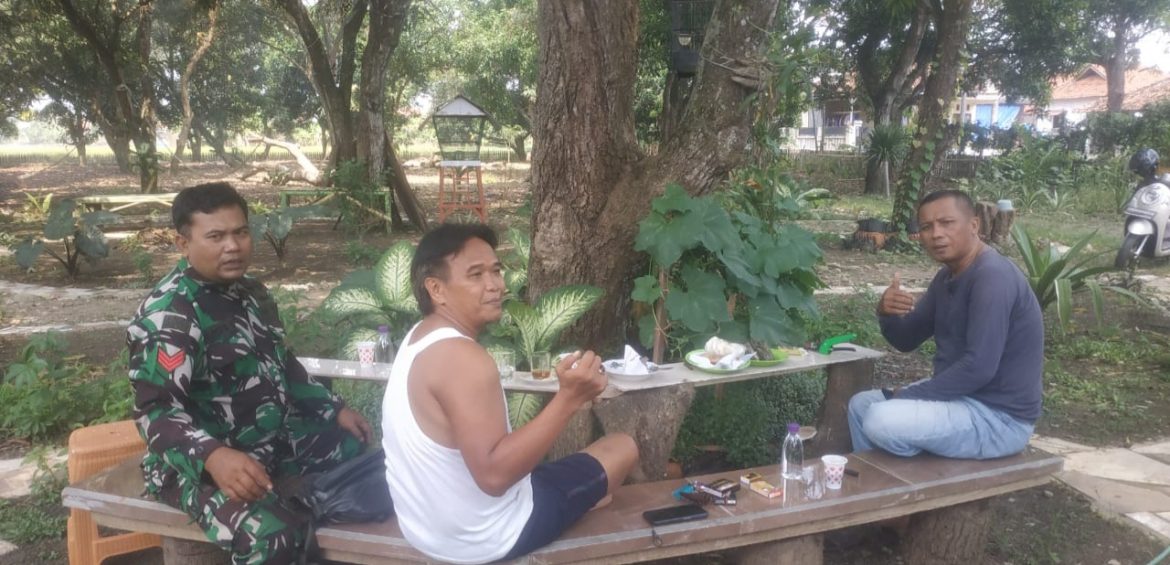 Babinsa Koramil 1604 Jatibarang Indramayu Melakukan Komsos Bersama Warga Masyarakat Desa Lobener Lor