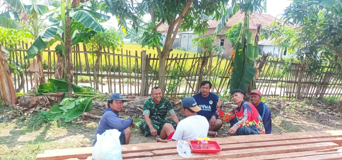 Babinsa Koramil 1602 Sindang Indramayu Komsos Bersama Lurah dan Masyarakat Desa Pabean ilir Pasekan