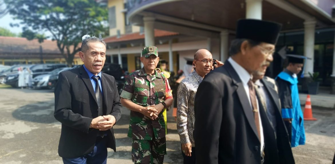 Danramil 1601 Indramayu Hadiri Sidang Terbuka Universitas Wiralodra Indramayu Dalam Rangka Wisuda Sarjana dan Magister Gelombang II Tahun 2025