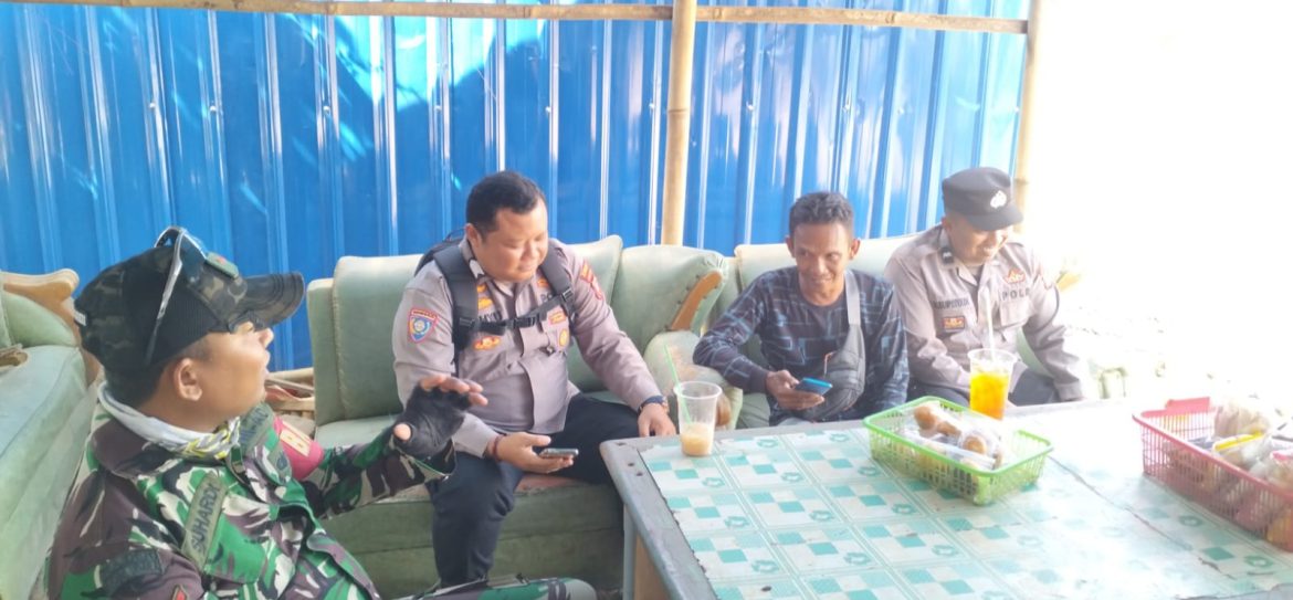Tingkatkan Sinergitas TNI-POLRI, Kopda Suhardi Anggota Koramil 1611 Losarang Indramayu Komsos di Desa Muntur