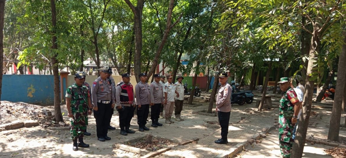 Danramil 1611 Losarang Indramayu Hadiri Apel Forkopimcam Losarang Dalam Rangka Persiapan Kunjungan Menteri Pendidikan Dasar dan Menengah RI di SMPN 1 Losarang
