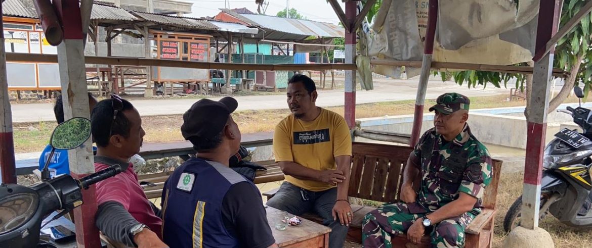 Babinsa Koramil 1605 Sukagumiwang Indramayu Melakukan Komsos Bersama Sekdes dan Masyarakat Desa Jengkok