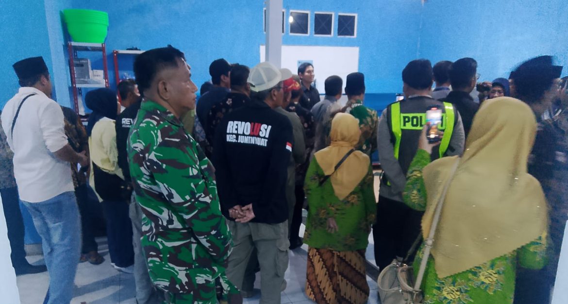 Anggota Koramil 1608 Karangampel Indramayu Menghadiri Peninjauan Dapur Makan Bergiji Oleh Bupati Indramayu di Desa karangampel kidul