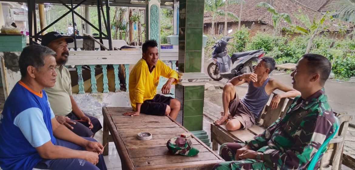 Babinsa Koramil 1611 Losarang Indramayu Melakukan Komsos Bersama Masyarakat Desa Rajaiyang Blok Cilogog