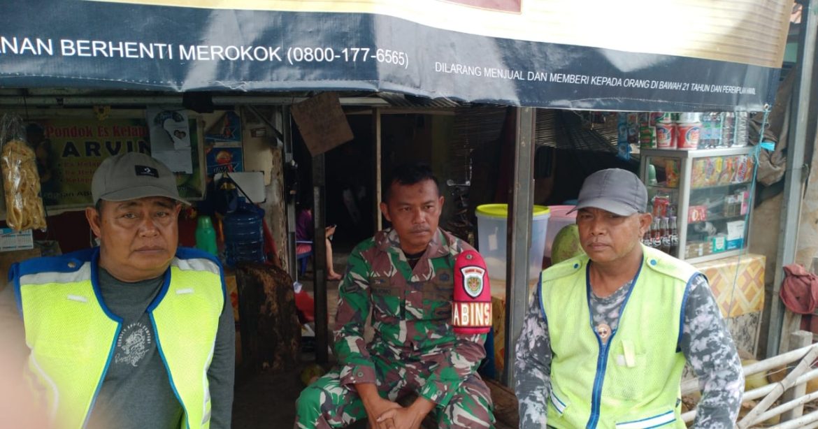 Babinsa Koramil 1603 Lohbener Indramayu Melakukan Komsos Bersama Masyarakat Desa Pamayahan dirumah RT 02