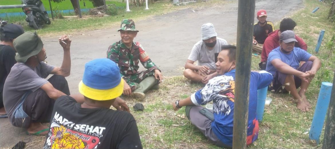 Babinsa Koramil 1608 Karangampel Indramayu Silaturahmi dan Komsos Bersama Masyarakat dan Petani Kaplongan Lor