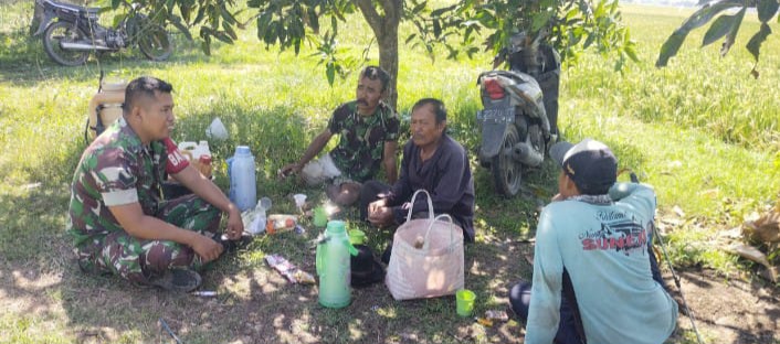 Babinsa Koramil 1601 Indramayu Melakukan Komsos di Wilayah Binaan Desa Balongan