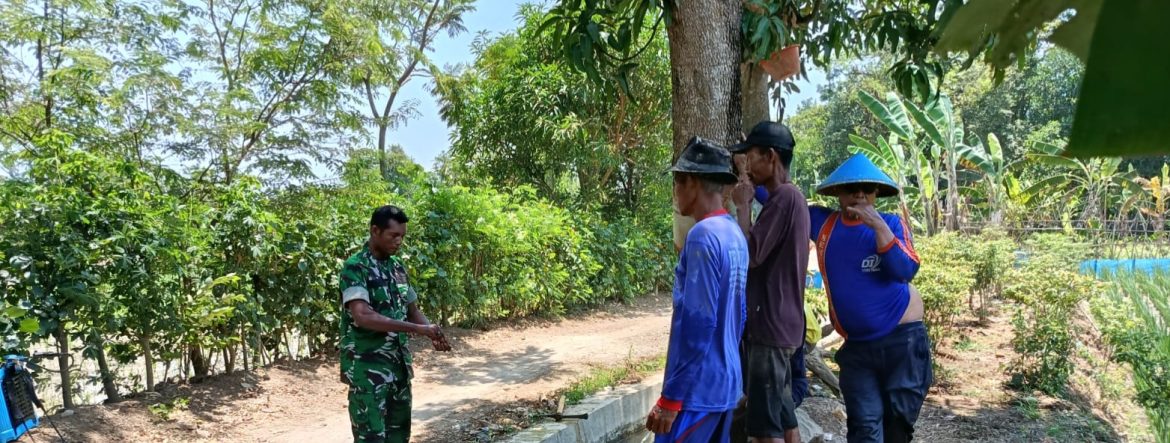 Anggota Koramil 1605 Sukagumiwang Indramayu Melakukan Komsos Bersama Masyarakat Desa Lemahayu 