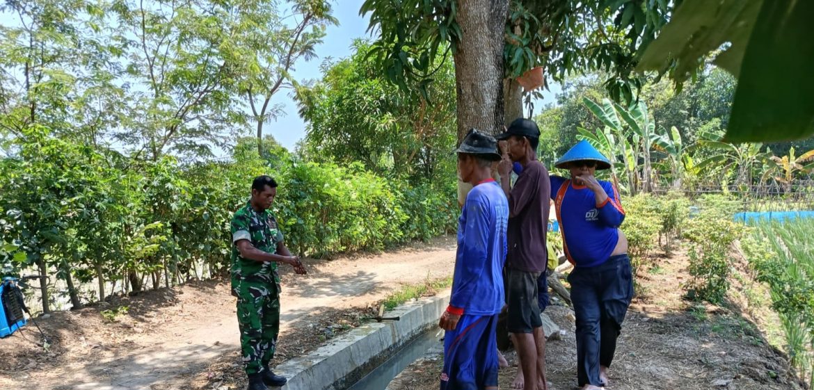Anggota Koramil 1605 Sukagumiwang Indramayu Melakukan Komsos Bersama Masyarakat Desa Lemahayu 