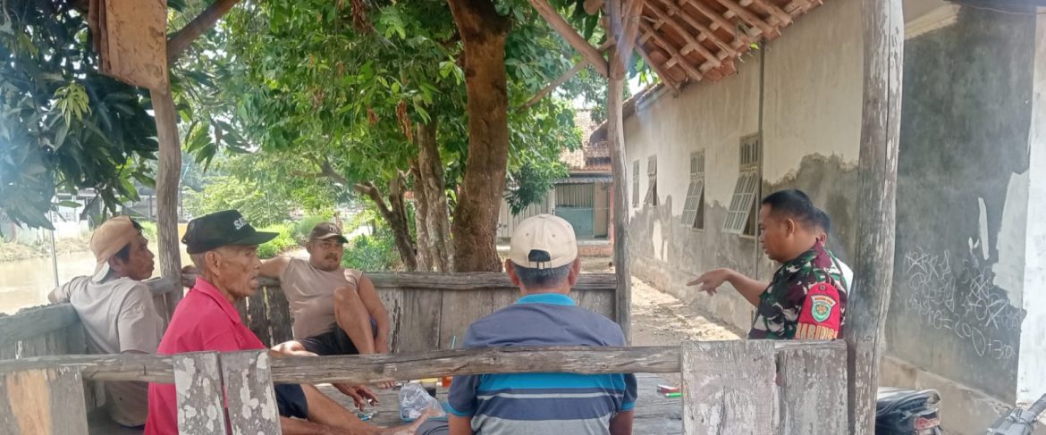 Babinsa Koramil 1608 Karangampel Indramayu Melakukan Komsos Bersama Warga Desa Dukuh Jeruk