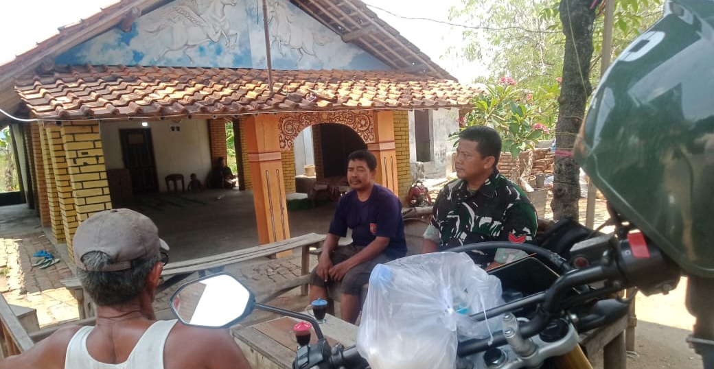 Babinsa Koramil 1601 Indramayu Melakukan Komsos Bersama Masyarakat di Wilayah Binaan Kelurahan Bojong Sari 