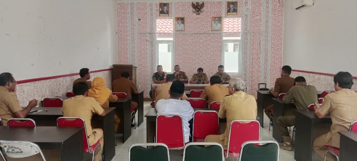 Anggota Koramil 1601 Indramayu Hadiri Rapat Koordinasi Tingkat Kecamatan Balongan Tahun 2025
