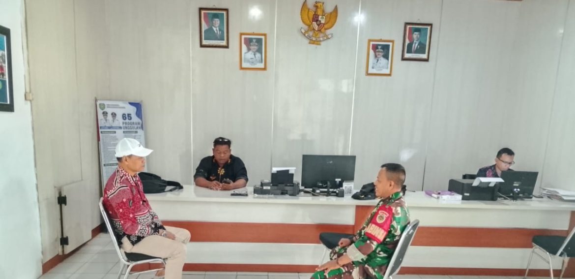 Anggota Koramil 1603 Lohbener Indramayu Melakukan Komsos Bersama Pamong Desa Lohbener di Blok Desa