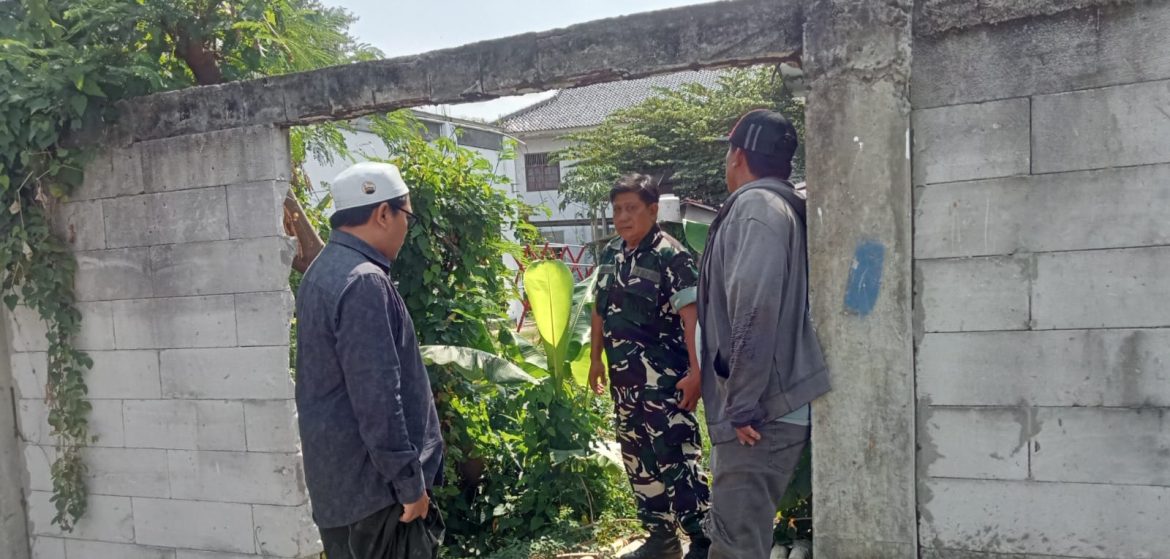 Babinsa Koramil 1602 Sindang Indramayu Melakukan Peninjauan Areal Lokasi Dapur Sehat (BGN) di desa karang anyar