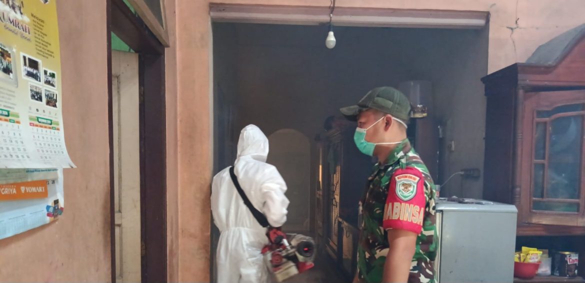 Cegah Penyakit DBD, Koramil 1608 Karangampel Indramayu laksanakan Kegiatan Fogging di Desa Jayalaksana