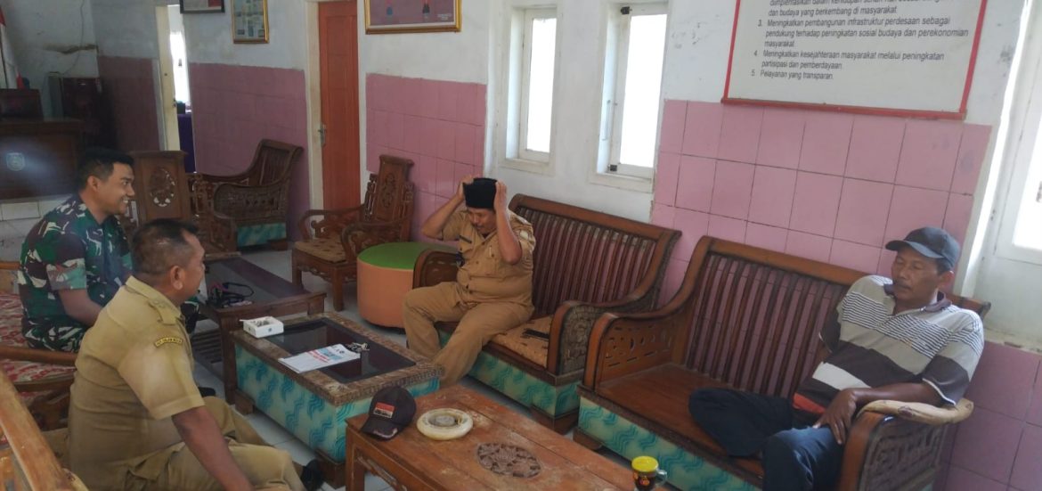 Babinsa Koramil 1608 Karangampel Indramayu Melakukan Komsos Bersama Pamong Desa Jayawinangun 