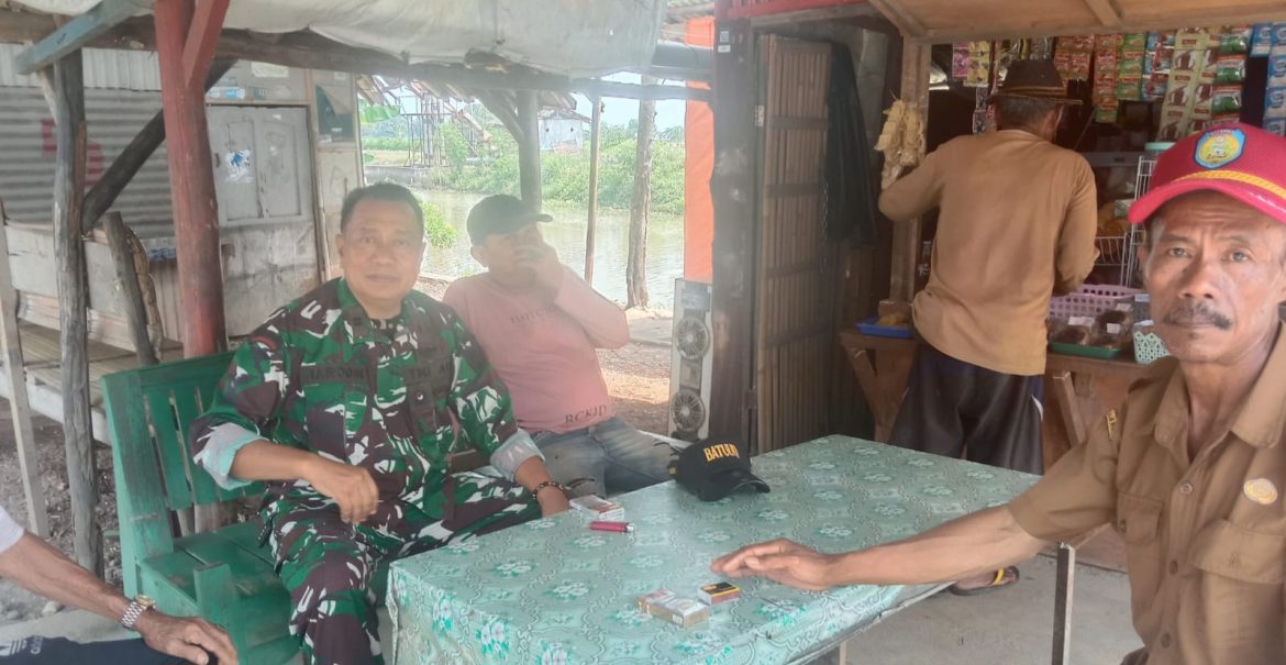 Babinsa Koramil 1604 Jatibarang Indramayu Melakukan Komsos Bersama Masyarakat Desa Bulak lor 