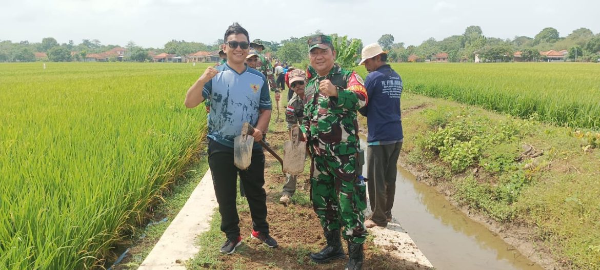 Peringati HUT TNI ke-80,Danramil 1603 Lohbener Indramayu Bersama Anggota Melakukan Kegiatan Karya Bakti