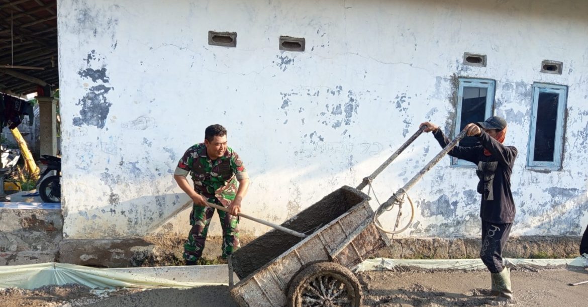 Anggota Koramil 1602 Sindang Indramayu Melakukan Karya Bakti Pengerasan Jalan Gang Desa Panyingkiran Lor 