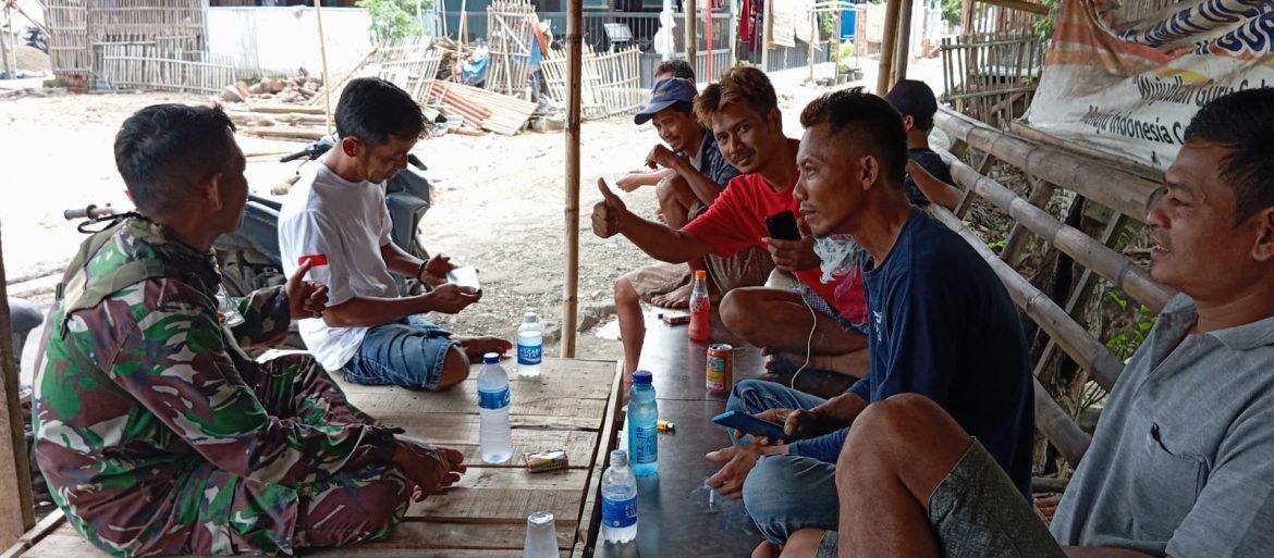Babinsa Koramil 1609 Juntinyuat Indramayu Melaksanakan Komsos Bersama Ketua Karang Taruna Desa Pondoh