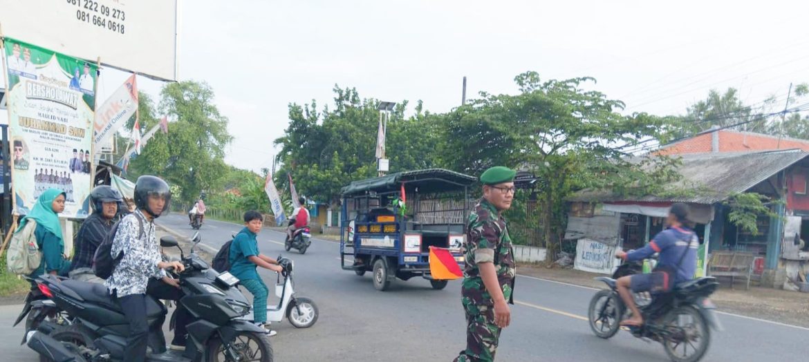 Babinsa Koramil 1609 Juntinyuat Indramayu Bantu Masyarakat dan Anak Sekolah Menyebrang Jalan Raya Juntikebon