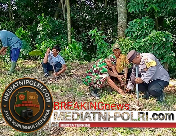 Babinsa Ngadirejo Ajak Warga Tanam Pohon Saman Untuk Lestarikan Sumber Mata Air
