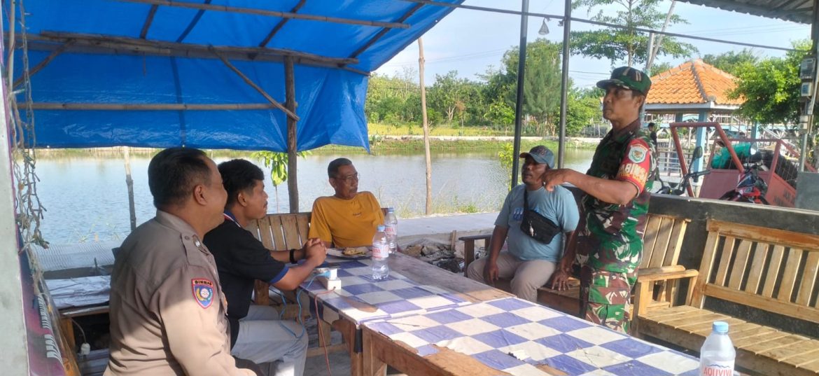 Anggota Koramil 1609 Juntinyuat Indramayu Melakukan Komsos Bersama Masyarakat Desa Juntikedokan