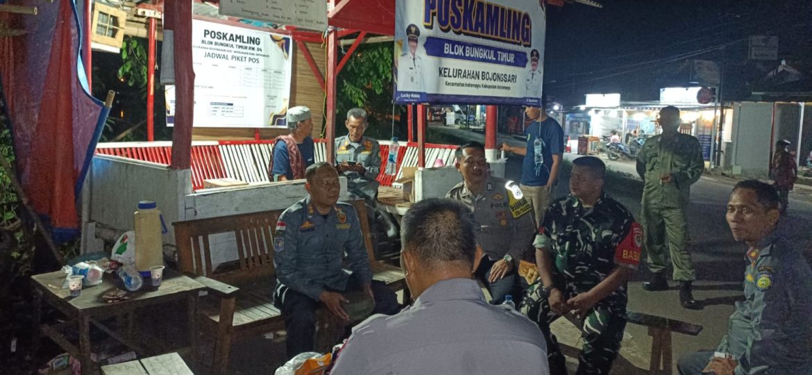 Anggota Koramil 1601 Indramayu Melakukan Kegiatan Kunjungan Satpol PP Kabupaten Dalam Rangka Mengecek Pos Kamling di Kelurahan Bojong Sari 