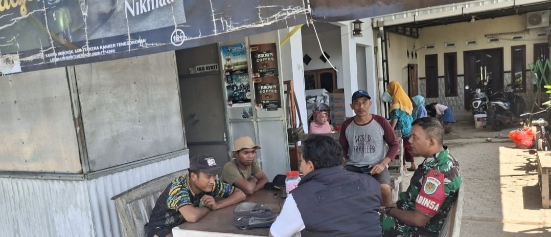 Anggota Koramil 1608 Karangampel Indramayu Melakukan Komsos Bersama Masyarakat Desa Pringgacala Blok Tegalampas