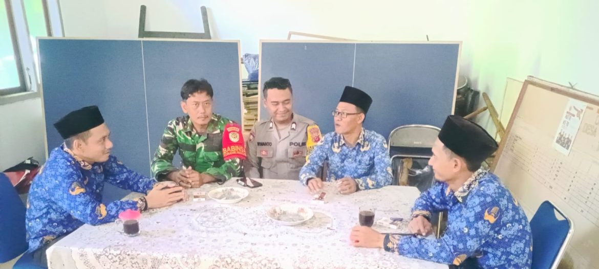 Babinsa Koramil 1604 Jatibarang Indramayu Melakukan Komsos Bersama Pamong Desa Pawidean
