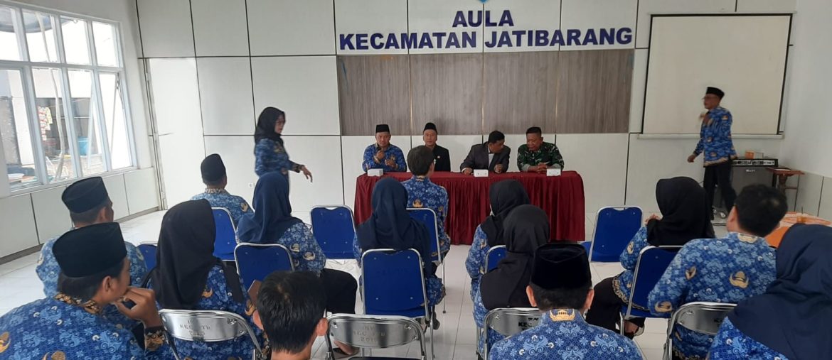 Serka Amani Babinsa Koramil 1604 Jatibarang Indramayu Hadiri Kegiatan Diskusi MBG Tahun 2025 tingkat kecamatan di Aula kecamatan Jatibarang Desa Bulak 