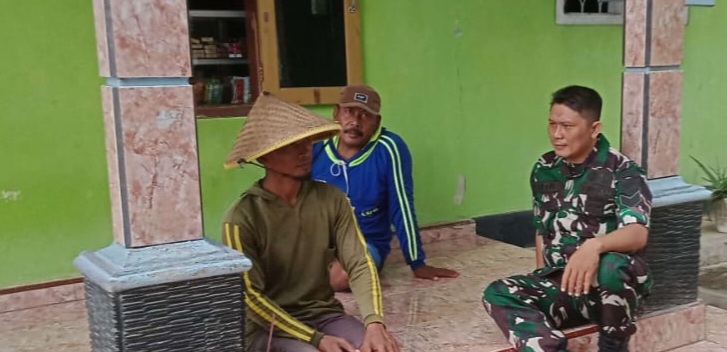 Anggota Koramil 1605 Sukagumiwang Indramayu Melakukan Komsos Bersama masyarakat Desa Sukawera