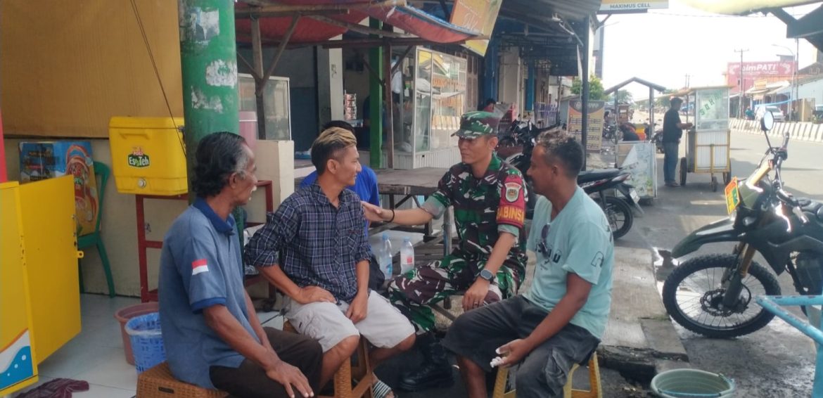 Babinsa Koramil 1608 Karangampel Indramayu Melakukan Komsos Bersama Masyarakat Desa Benda 