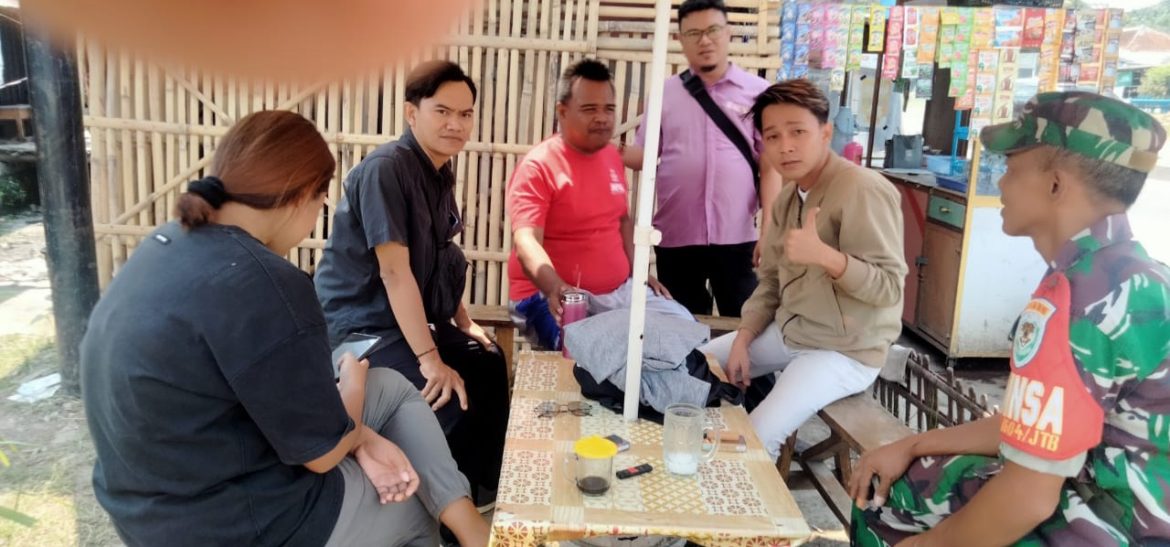 Sertu Edy Anggota Koramil 1604/Jatibarang Indramayu Komsos Bersama Masyarakat Desa Lobener