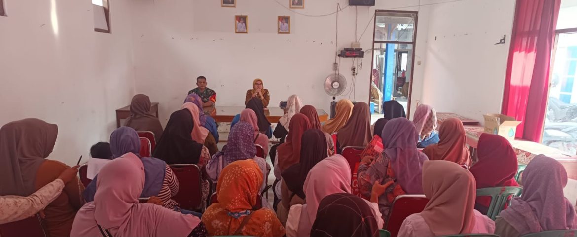 Anggota Koramil 1601 Indramayu Menghadiri Kegiatan Sosialisasi Kader Posyandu Kelurahan Bojongsari 