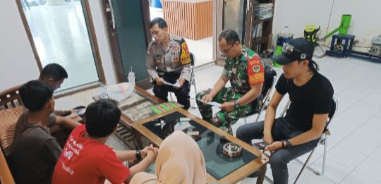 Babinsa Koramil 1601 Indramayu Melaksanakan Kegiatan Komsos Bersama Masyarakat Desa Tegalurung