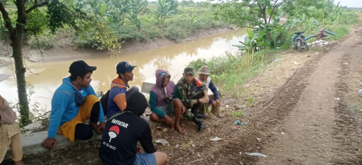 Babinsa Koramil 1611 Losarang Indramayu Komsos Bersama Para Nelayan Desa Cemara Kulon 