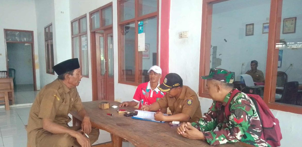 Tingkatkan Silaturahmi Dengan Masyarakat, Babinsa Koramil 1611 Losarang Indramayu Bersama Pamongdesa Laksanakan Komsos 