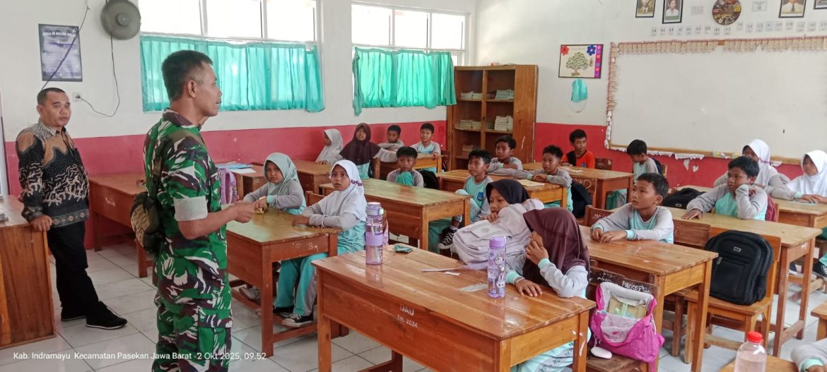 Tingkatkan Kedisplinan Siswa, Babinsa Koramil 1602 Sindang Indramayu Laksanakan Bintahwil Dengan Pemberian Materi 