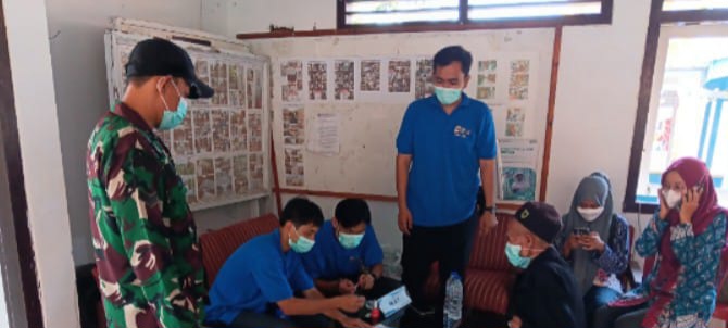 Babinsa Koramil 1602 Sindang Indramayu Melakukan Pendampingan Kegiatan Skrining TB Kemenkes Masyarakat ACF Lokus Tahun 2025