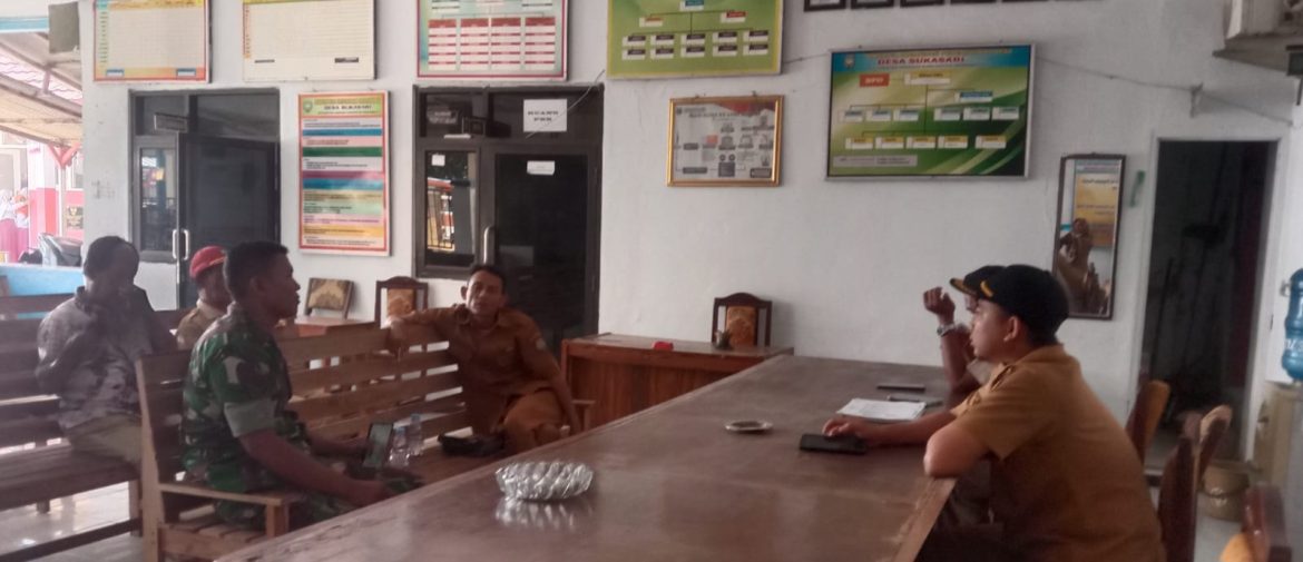 Babinsa Koramil 1603 Lohbener Indramayu Melakukan Komsos Bersama Pamongdesa Desa Sukasari 