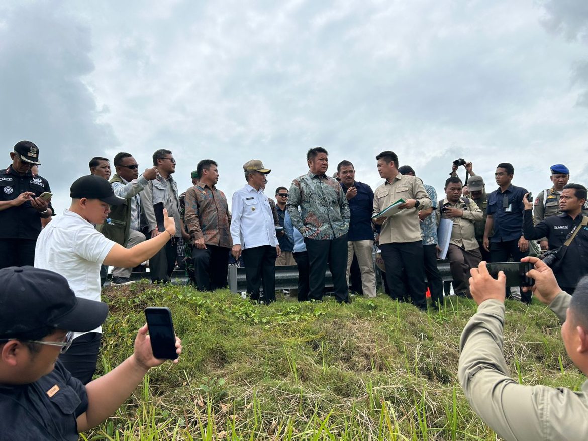 Gubernur Sumsel Tinjau Lahan Cetak Sawah di Desa Arisan Jaya Kecamatan Pemulutan Barat, Personil Polsek Pemulutan Lakukan Pengamanan