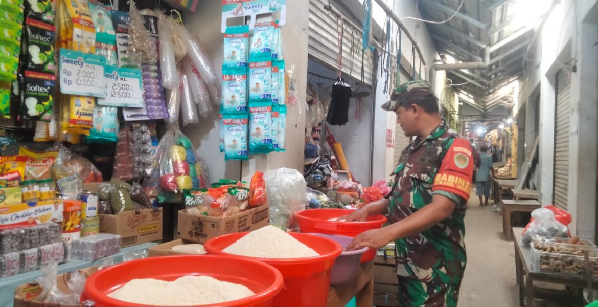 Cegah Penimbunan Bahan Pokok, Babinsa Koramil 1605 Sukagumiwang Indramayu Melakukan Monitoring Harga Sembako 