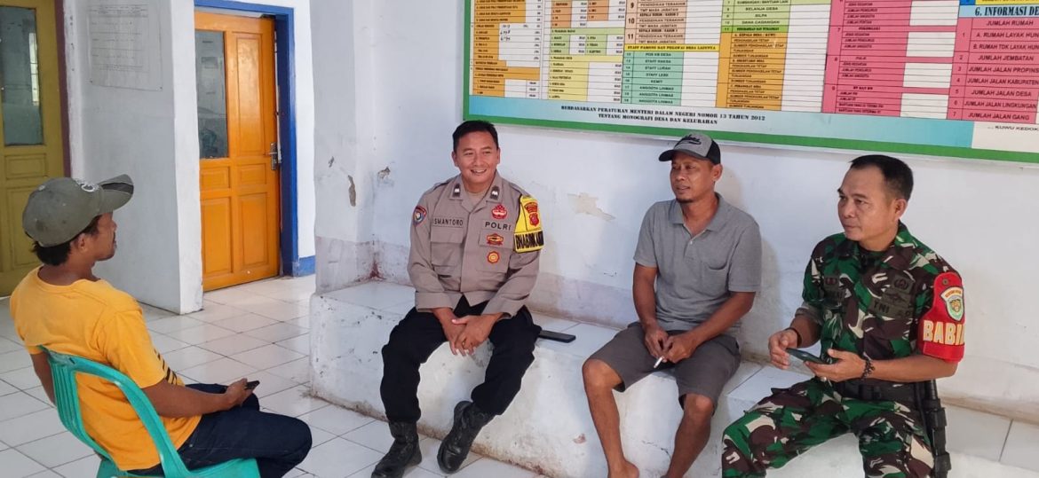 Tingkatkan Pelayanan Masyarakat, Babinsa Koramil 1608 Karangampel Indramayu Lakukan Komsos Bersama Pamongdesa Kedokanbunder 