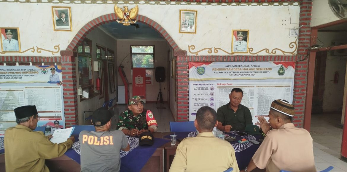 Babinsa Koramil 1604 Jatibarang Indramayu Melakukan Komsos Bersama Pamong Desa Malang Semirang
